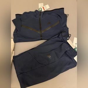 BRAND NEW MENS NIKE TECH FLEECE SET SIZE L. NAVY BLUE/BLACK